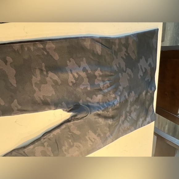 Spanx Cropped Look at Me Now Black Camo Leggings size 1X - Picture 12 of 14
